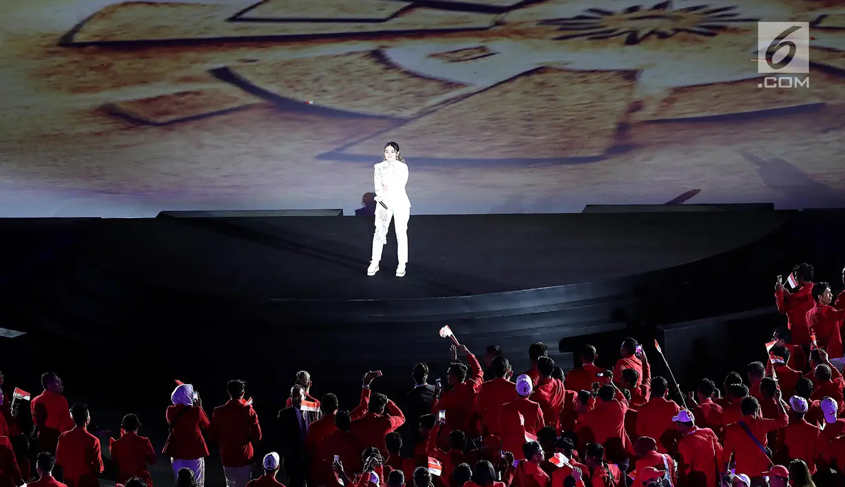Pedangdut, Via Vallen membawakan  lagu "Meraih Bintang" pada pembukaan Asian Games 2018 di Stadion Gelora Bung Karno, Jakarta, Sabtu (18/8). Dengan mengenakan busana serba putih,  Via Vallen menghipnotis penonton di GBK. (Liputan6.com/ Fery Pradolo)