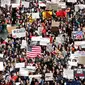 Ribuan siswa turun ke jalan menuju gedung Capitol saat melakukan aksi protes di Madison (14/3). Siswa dari seluruh negara bagian AS menggelar aksi menentang kekerasan senjata. (Steve Apps / Wisconsin State Journal via AP)