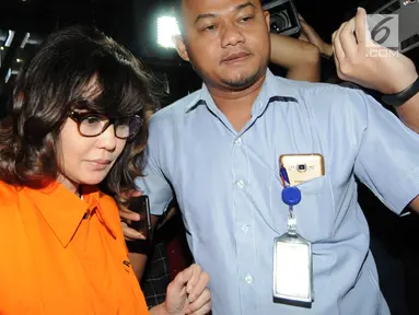 Anggota DPR dari Partai Demokrat Rooslynda Marpaung usai menjalani pemeriksaan di Gedung KPK, Jakarta, Rabu (4/7). KPK resmi menahan Rooslynda untuk mempermudah pemeriksaan. (Merdeka.com/Dwi Narwoko)