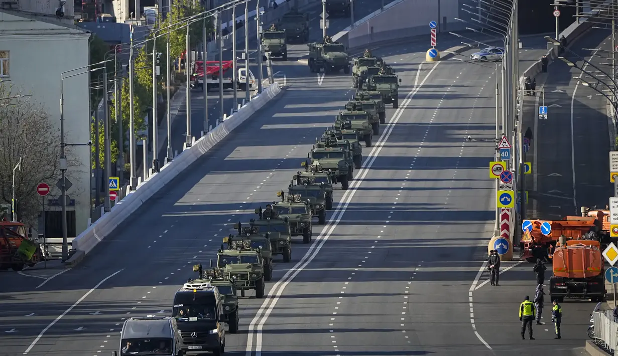 Kendaraan militer berbaris menuju Lapangan Merah (Red Square) untuk menghadiri gladi bersih parade militer Hari Kemenangan di Moskow, Rusia, Minggu (7/5/2023). Parade akan berlangsung di Lapangan Merah Moskow pada 9 Mei untuk merayakan 78 tahun kemenangan dalam Perang Dunia II. (AP Photo)