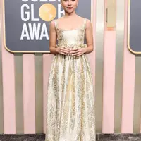 Bailey Bass tampil memukau dengan gaya rambut balet yang dimodifikasi. Ia menghadirkan tampilan klasik yang menonjolkan fitur wajahnya. [Foto: Jamaloukimag/ Instagram]