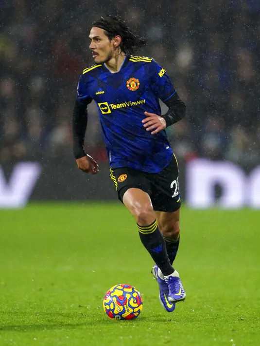 Pemain Manchester United Edinson Cavani mengontrol bola saaat melawan Burnley pada pertandingan sepak bola Liga Inggris antara Burnley dan Manchester United di Turf Moor, Burnley, Inggris, 8 Februari 2022. Pertandingan berakhir imbang 1-1. (AP Photo/Jon Super)
