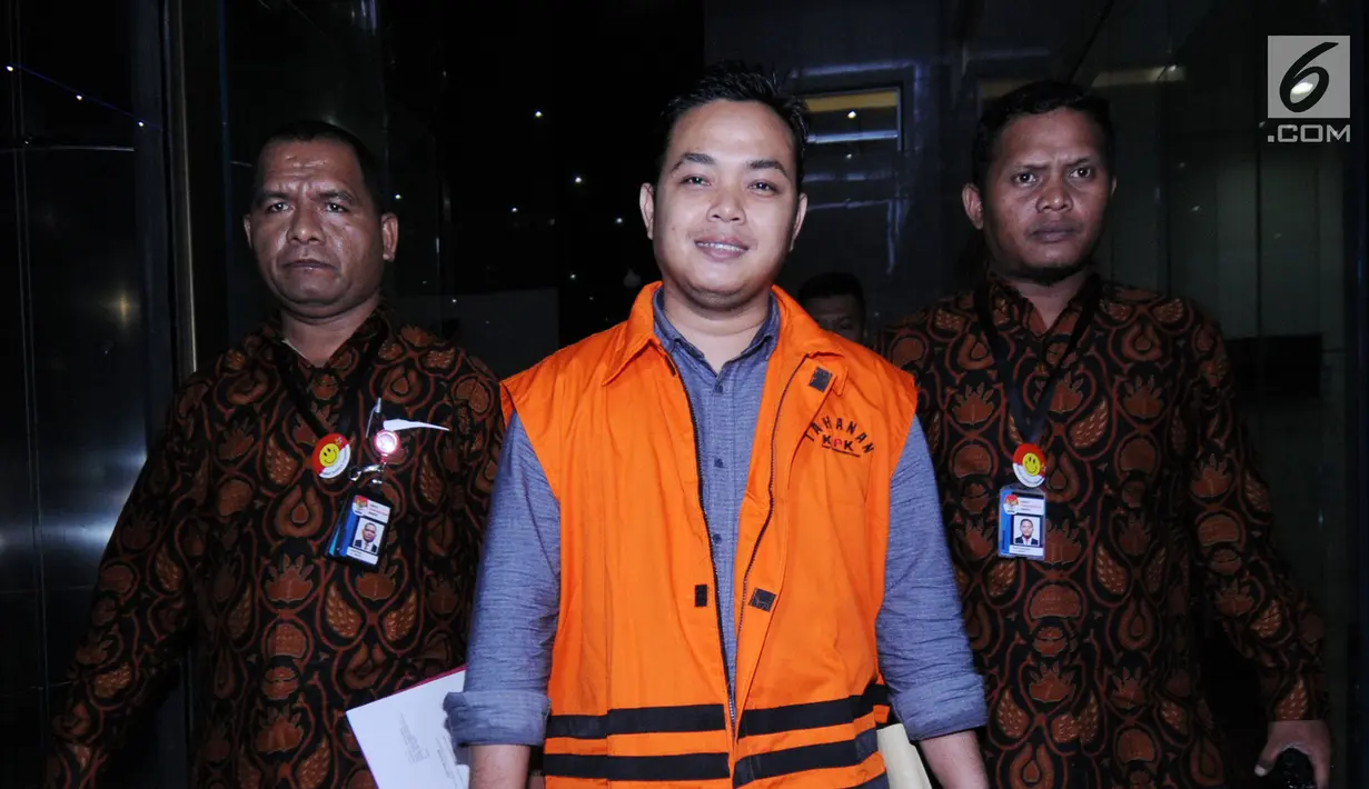 Ekspresi pihak swasta perantara suap, Eka Kamaluddin usai menjalani pemeriksaan perdana pascaterjaring operasi tangkap tangan (OTT) KPK, Jakarta, Jumat (11/5). Eka diperiksa sebagai tersangka dugaan suap APBN-P 2018. (Merdeka.com/Dwi Narwoko)