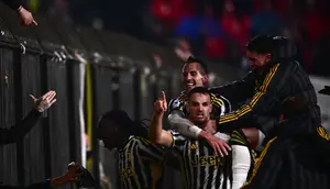Pemain Juventus Cedera Ditabrak Fans Saat Invasi Lapangan Pramusim