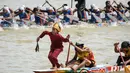 Seorang anak laki-laki menari di bagian depan perahu tradisional selama festival balap perahu Pacu Jalur di Sungai Kuantan, Kabupaten Kuantan Singingi, Provinsi Riau, pada 21 Agustus 2025. (Wahyudi/AFP)