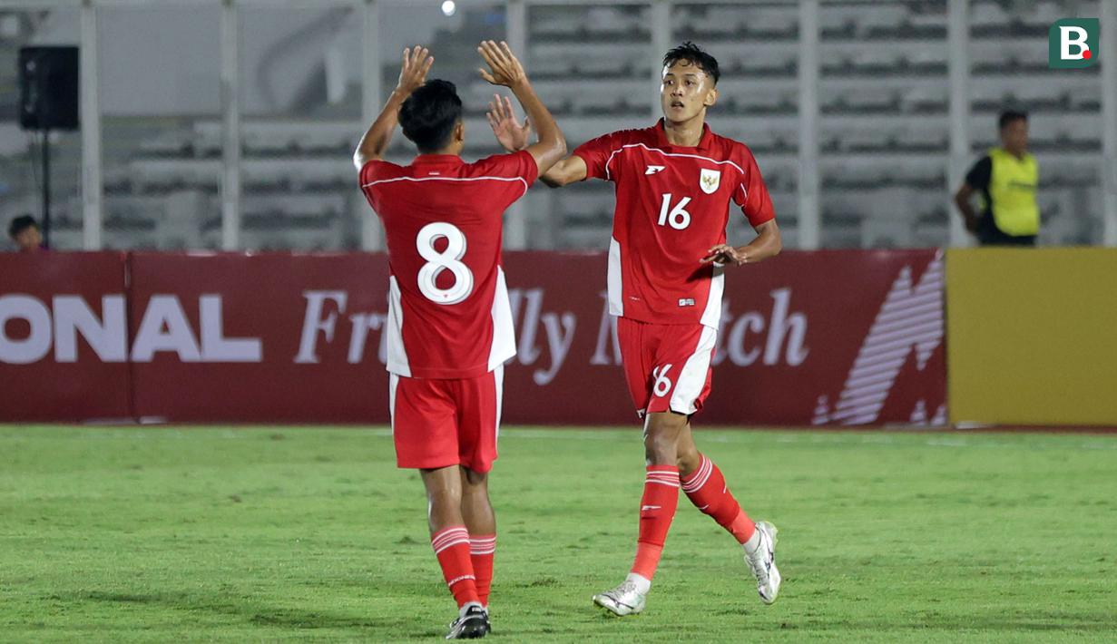 Pemain Timnas Indonesia U-23, Dony Tri Pamungkas melakukan selebrasi setelah mencetak gol ke gawang India dalam laga uji coba di Stadion Madya, Senayan, Jakarta, Jumat (10/10/2025). (Bola.com/Muhammad Iqbal Ichsan)
