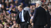 Gaya pelatih Everton, Ronald Koeman memberikan arahan kepada Wayne Rooney dan rekan-rekannya pada laga perdana Premier League 2017-2018 di Goodison Park, Liverpool (12/8/2017). Everton menang 1-0.  (Anthony Devlin/PA via AP)