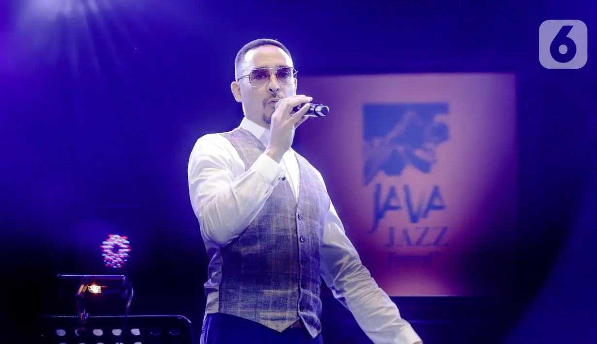 Penampilan Jamie Aditya and Ron King Big Band dalam BNI Java Jazz Festival 2020 di JIExpo Kemayoran, Jakarta, Jumat (28/2/2020). Jamie Aditya and Ron King Big Band membawakan lagu hitsnya seperti Who You Gonna Love Tonight dan Ain’s The One. (Liputan6.com/Faizal Fanani)