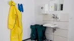 Penampakan sebuah kamar di stasiun karantina bagi tunawisma di Berlin, ibu kota Jerman (15/5/2020). Stasiun karantina COVID-19 pertama bagi para tunawisma di Jerman tersebut, yang mampu menampung hingga 16 orang, mulai digunakan di Berlin pada Rabu (13/5). (Xinhua/Binh Truong)