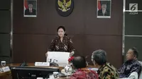 Menko PMK Puan Maharani saat tiba untuk memimpin Rakor Tingkat Menteri di Kantor Kemenko PMK, Jakarta, Rabu (6/11). Rakor tersebut membahas tentang evaluasi pelaksanaan program Beras Sejahtera (rastra). (Liputan6.com/Faizal Fanani)