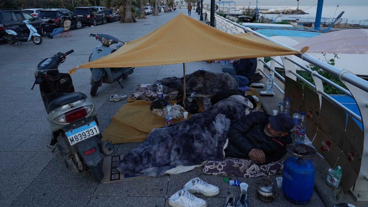 Hindari Serangan Israel, Warga Lebanon Tidur di Trotoar dan Tepi Laut