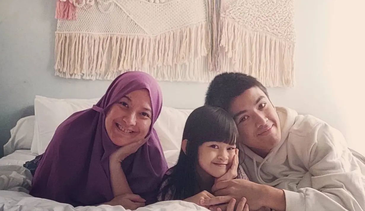 Dari pernikahannya dengan Bugi Ramadhana, Andhara Early dikaruniai anak perempuan bernama Ghamila. Ghamila lahir tahun 2015 dan menginjak 9 tahun di 2024. Melalui laman Instagramnya, Andhara sering unggah foto bareng dua anaknya ini. Meski beda ayah, namun kedua anak Andhara ini sangat dekat bak kakak dan adik kandung, bahkan wajahnya juga disebut mirip. (Liputan6.com/IG/@andharaearly)