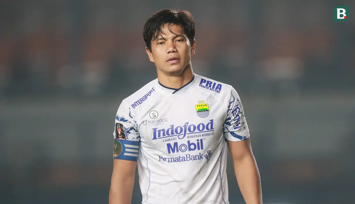 <p>Pemain Persib Bandung, Achmad Jufriyanto usai gagal mengeksekusi tendangan penalti saat laga perempat final Piala Presiden 2022 antara Persib Bandung melawan PSS Sleman di Stadion Si Jalak Harupat, Bandung, Jumat (01/07/2022). (Bola.com/Bagaskara Lazuardi)</p>