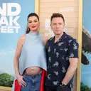 Anne Hathaway Pamer Baby Bump dengan Gaya Edgy, Padukan Atasan Biru dan Jeans