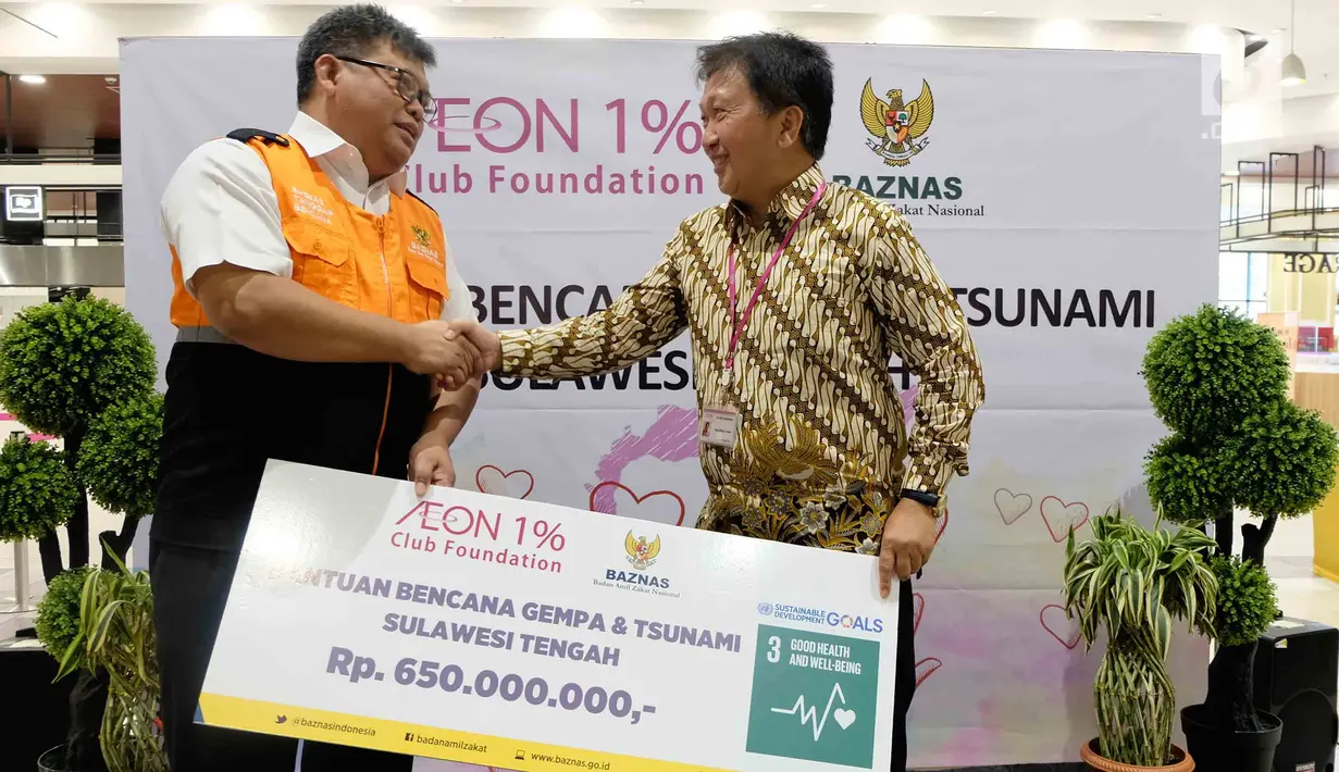 Deputy General Manager PT AEON Indonesia Eddy Effendy Irawan (kanan) secara simbolis menyerahkan donasi senilai 5 juta yen atau sekitar Rp 650 juta kepada Dirut BAZNAS Arifin Purwakananta (kiri) di Jakarta, Jumat (12/10). (Liputan6.com/HO/Arif)