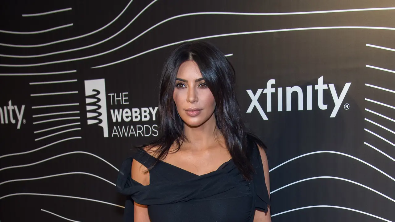 Perampokan yang menimpa Kim Kardashian dianggap sebagai tipuan oleh netizen. (AFP/Bintang.com)