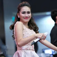 Pemeran dan penyanyi dangdut Ayu Ting Ting tidak mengangka putrinya, Bilqis Qumairah Razak menang dalam lomba mencocokan warna di sekolahnya. Meski bukan prestasi formal, ia bangga putrinya pulang bawa piala. (Adrian Putra/Bintang.com)