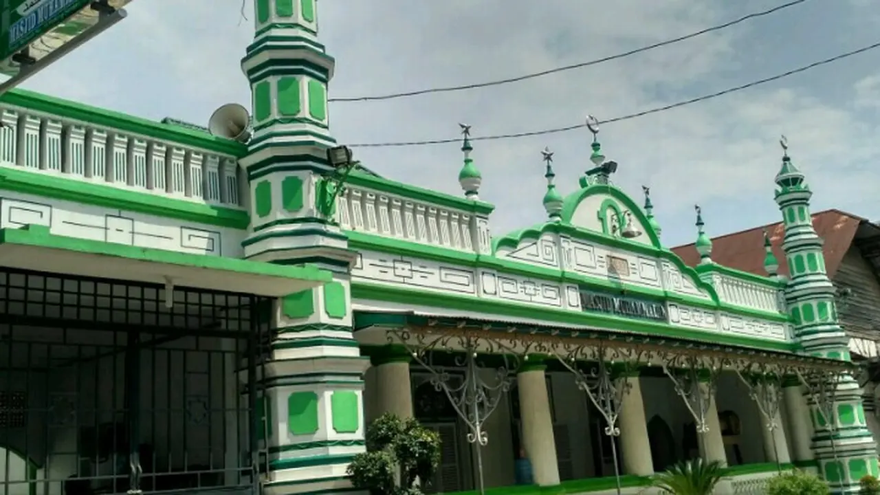 Salah satu masjid di Kota Padang.