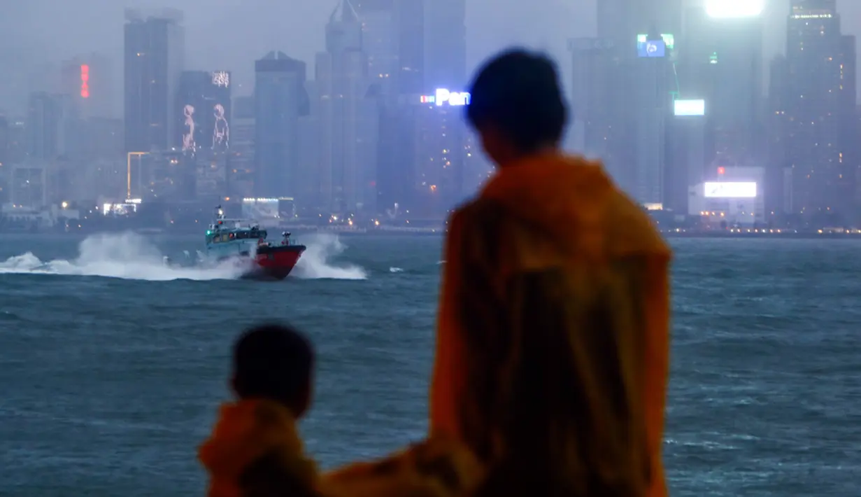Observatorium tersebut mengatakan Topan Saola yang datang dengan kecepatan angin maksimum mencapai 195 kilometer per jam berada pada titik terdekatnya dengan Hong Kong sekitar pukul 23.00 waktu setempat. (AP Photo/Daniel Ceng)