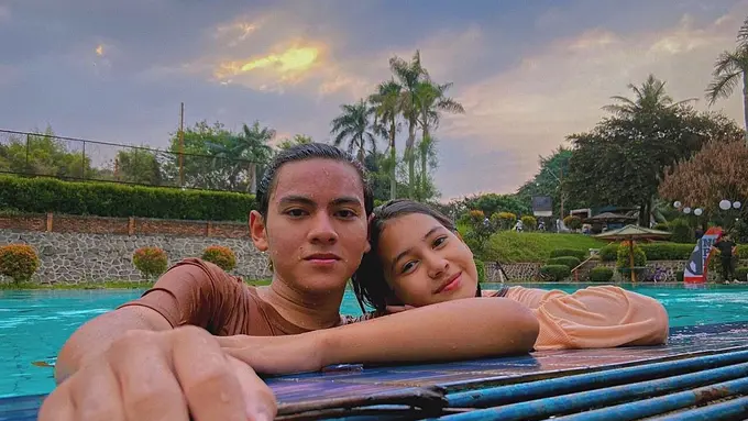 7 Potret Terbaru Kedekatan Sandrinna Michelle dan Rey Bong yang Makin Mesra