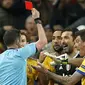 Wasit Michael Oliver memberikan kartu merah kepada kiper Juventus, Gianluigi Buffon pada leg kedua perempat final Liga Champions di Santiago Bernabeu stadium, Madrid, (11/4/2018). Real Madrid menang agregat 4-3.(AP/Francisco Seco)