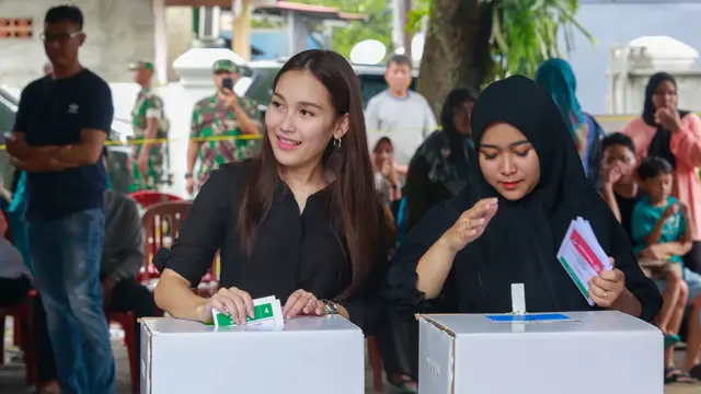 Ayu Ting Ting nyoblos (Kapanlagi/M Akrom Sukarya)