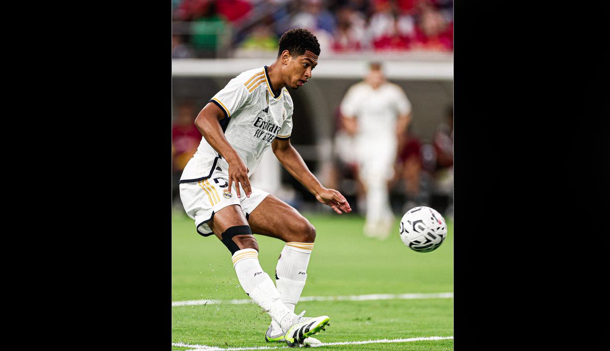 Pemain Real Madrid, Jude Bellingham, menendang bola ke gawang MU yang membuahkan gol dalam pertandingan pramusim Soccer Champions Tour 2023 yang berlangsung di NRG Stadium, Texas, Kamis (27/7/23). (Twitter/@realmadrid)
