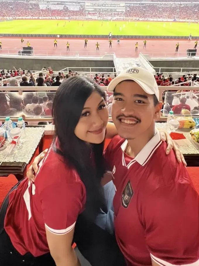 Penampilan mantu Presiden Jokowi, Erina Gudono dan Selvi Ananda saat Menyaksikan Pertandingan Indonesia Lawan Argentina