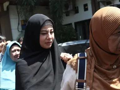 Istri Ustaz Ahmad Alhabsyi, Putri Aisah Aminah mendatangi Pengadilan Agama Jakarta Timur, Senin (27/3). Sidang cerai ustad Alhabsyi dan Putri Aisyah kembali digelar dengan agenda mediasi akhir. (Liputan6.com/Herman Zakahria)