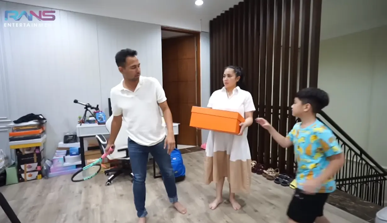 Meski telah lewat dari hari anniversary, namun rupanya Nagita Slavina tetap menyiapkan hadiah khusus bagi sang suami. Melalui channel YouTube RANS Entertainment, Nagita Slavina terlihat memberikan sebuah kotak dari brand mewah untuk Raffi yang tengah melatih Rafathar bermain tenis. (Liputan6.com/YouTube/Rans Entertainment)