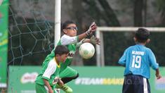 Aksi kiper MILO Road to Barcelona menghalau bola saat laga latih tanding di International School Clubs of Indonesia, Cirendeu, (15/7/2017). (Bola.com/Nicklas Hanoatubun)