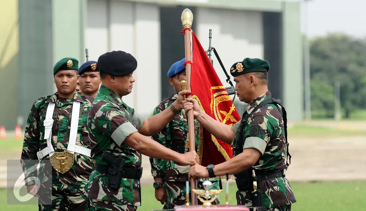 Panglima TNI Jenderal Gatot Nurmantyo (kiri) menyerahkan bendera PPRC kepada Panglima Divisi I Kostrad Mayjen TNI Sudirman saat Upacara Alih Kodal PPRC TNI TA 2016-2018 di Halim Perdanakusuma, Jakarta, Kamis (3/3/2016). (Liputan6.com/Helmi Fithriansyah)