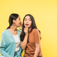 Ilustrasi gosip bersama teman/copyright shutetrstock/Odua Images