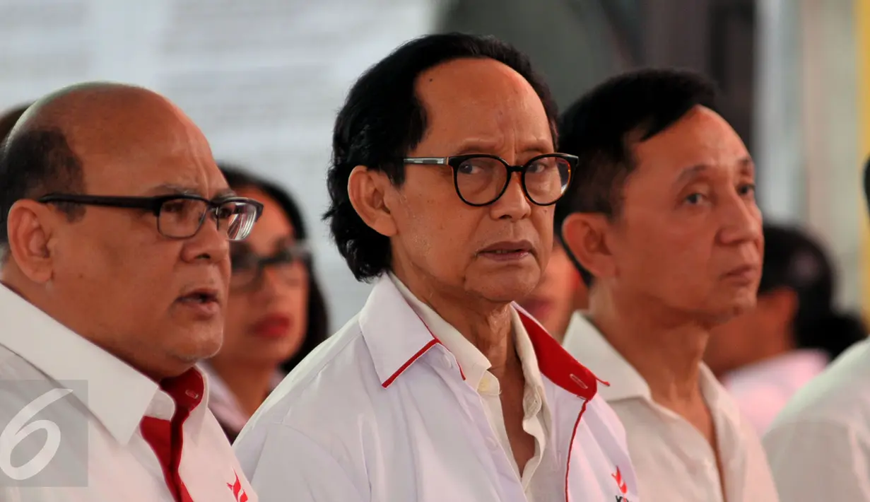 Wakil Ketua Dewan Pembina Kibar Setiawan Djodi (tengah) bersama Ketua Umum DPP Kibar Toto Dirgantoro (kiri) saat hadir di acara pengukuhan KIBAR di kawasan, Menteng Jakarta Pusat, (17/01/16). (Liputan6.com/Faisal R Syam)