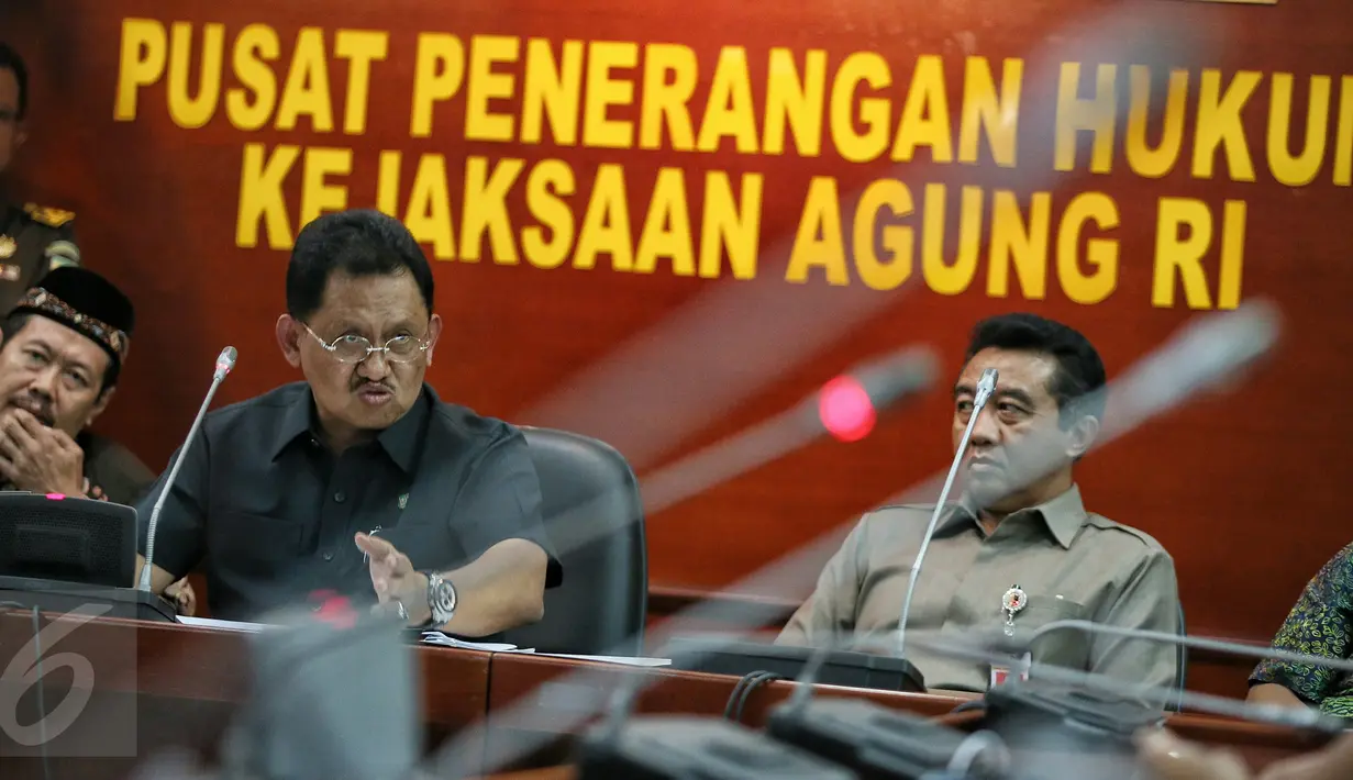 Wakil Ketua Tim Pakem Kejagung, Adi Toegarisman (tengah) menggelar rapat di Kejagung, Jakarta, Kamis (21/1). Dalam rapat itu diputuskan Tim Pakem Pusat mendorong MUI segera menerbitkan Fatwa terkait Gafatar yang menyimpang. (Liputan6.com/Faizal Fanani)
