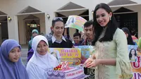Ya, Elvira Devinamira, Puteri Indonesia 2014 punya cara berbeda untuk mensyukuri bertambahnya usia.