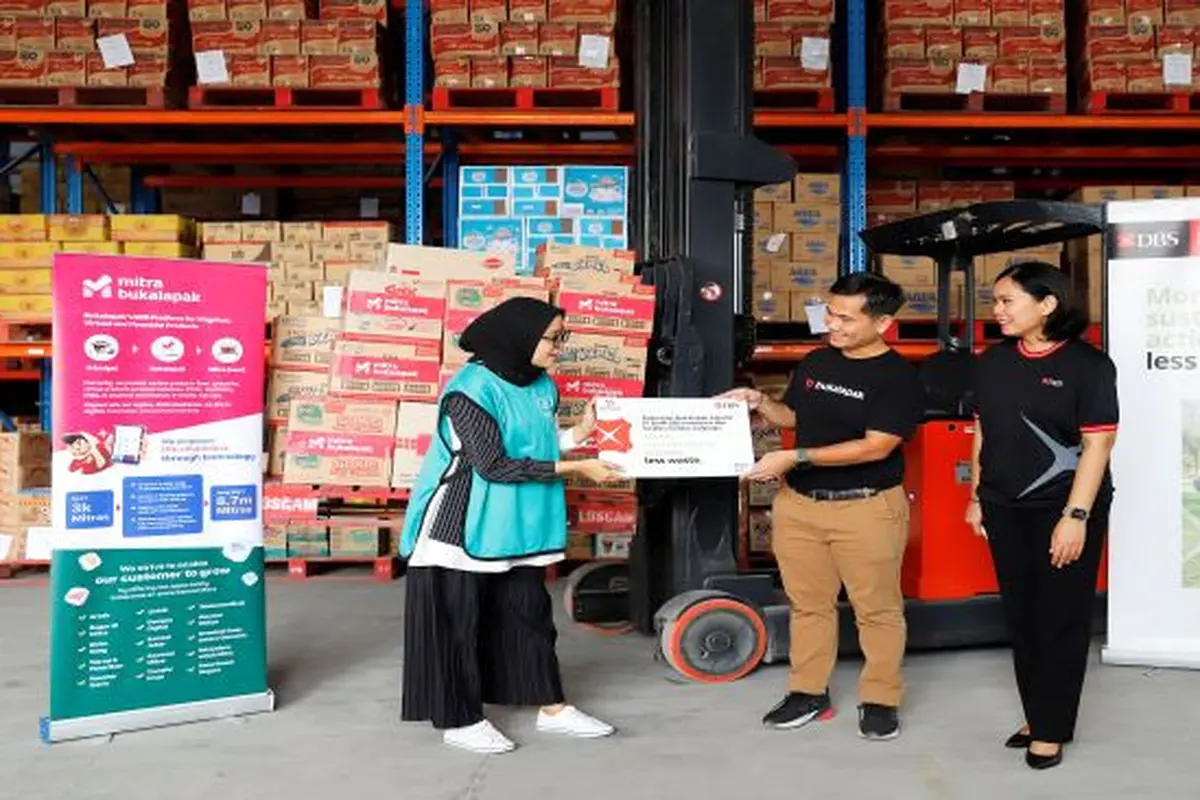 Bukalapak meresmikan partisipasinya di dalam program More Sustainability Actions, Less Waste melalui penyerahan secara simbolis produk makanan Mitra Bukalapak (Foto: Bukalapak)