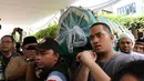 Hiruk pikuk saat jenazah Pepeng akan disholatkan. (Galih W Satria/Bintang.com)