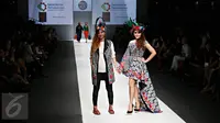 Model berpose pada parade fashion show yang menampilkan karya sejumlah desainer yang berpartisipasi di pembukaan Jakarta Fashion Week (JFW) 2016 di Senayan City, Sabtu (24/10/2015). (Liputan6.com/Imanuel Antonius)