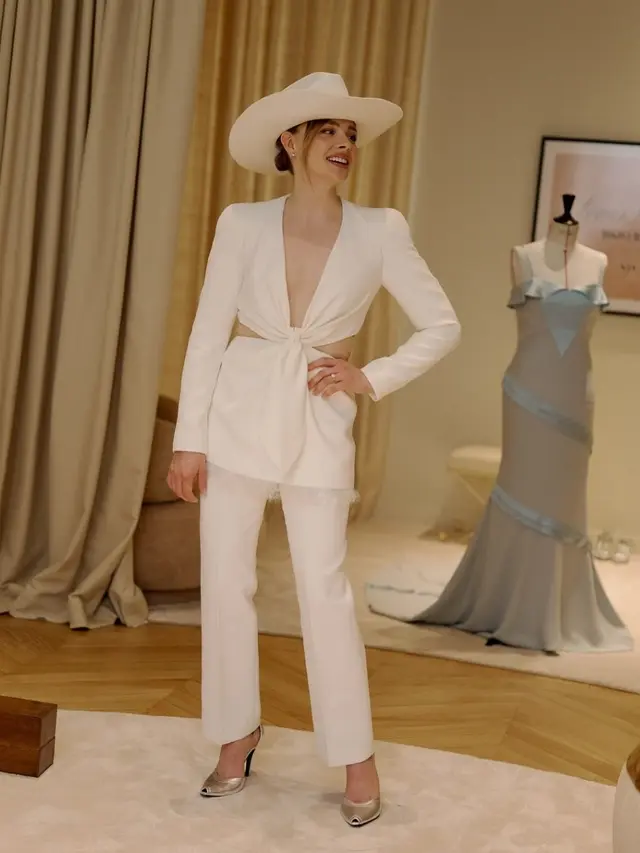 Busana Tak Biasa Aktris Chloe Grace Moretz Menikah dengan Model Kate Harrison, Bergaun Biru Bak Cinderella-Semi Maskulin Bergaya Cowgirl