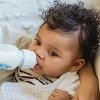 Ilustrasi bayi minum susu formula. (dok. pexels/Keira Burton)
