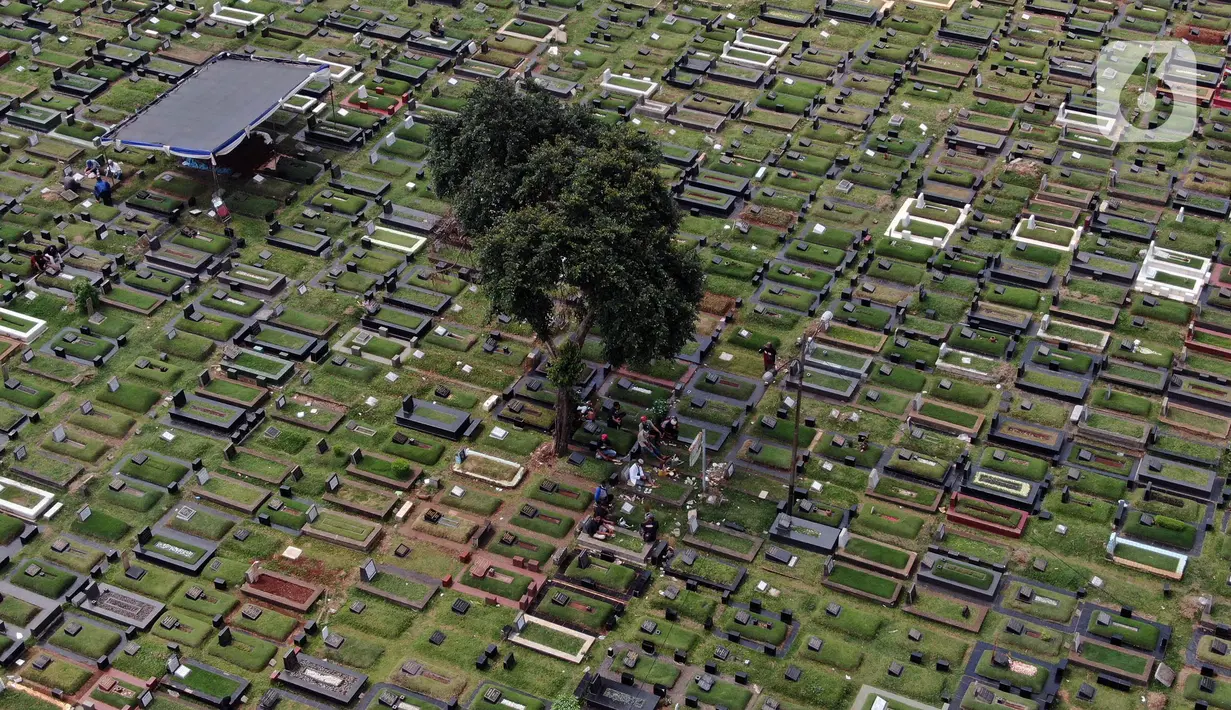 Foto udara Tempat Pemakaman Umum (TPU) Tanah Kusir, Jakarta (13/5/2021). Gubernur DKI Jakarta Anies Baswedan menetapkan larangan ziarah kubur saat Lebaran untuk menghindari adanya kerumunan. Namun terdapat beberapa warga yang masih melakukan ziarah kubur. (Liputan6.com/Johan Tallo)