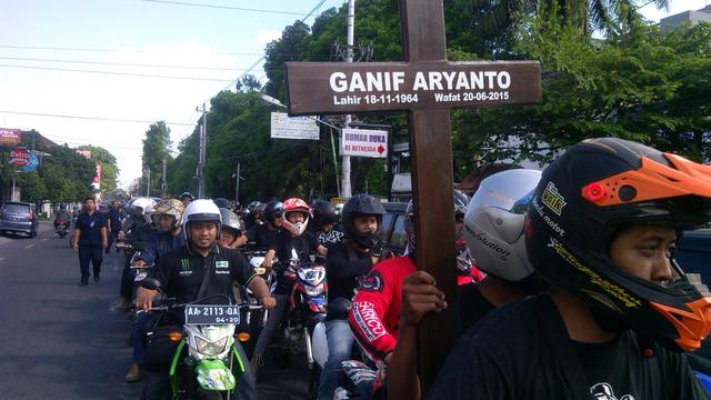 Ketika Jalan Menuju Pemakaman Riuh Raungan Motocross Bola