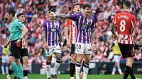 Gelandang Real Valladolid asal Kroasia #20, Stanko Juric (2R), memberi isyarat setelah menerima kartu merah selama pertandingan liga Spanyol antara Athletic Club Bilbao dan Real Valladolid FC di Stadion San Mames di Bilbao pada tanggal 23 Februari 2025. (ANDER GILLENEA/AFP)