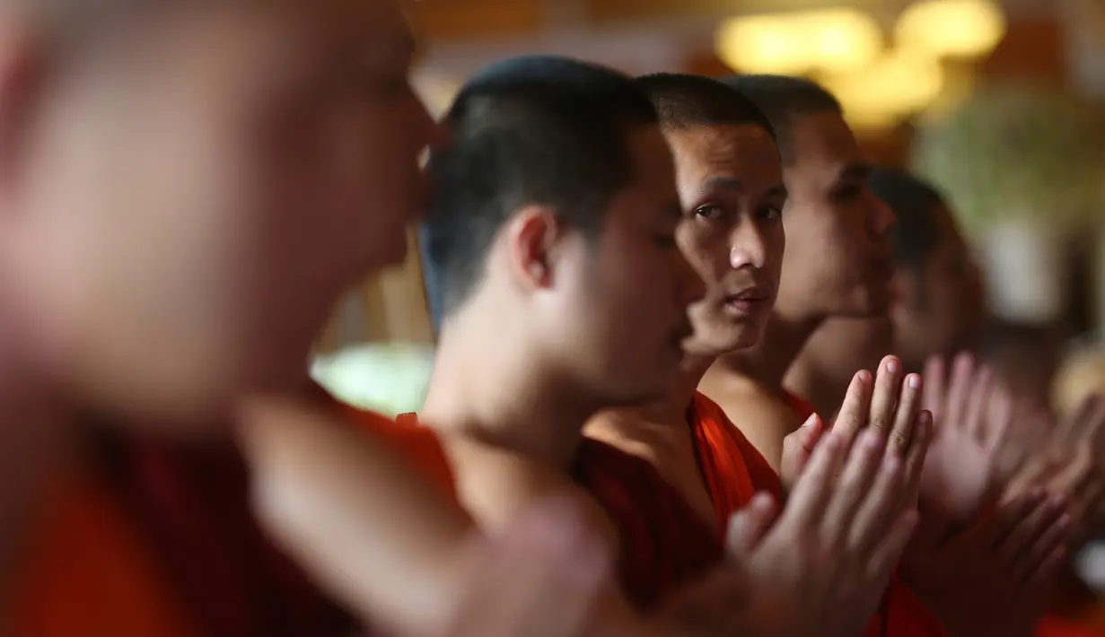 Biksu Buddha berdoa bagi anggota tim sepak bola remaja Thailand beserta pelatihnya yang berhasil diselamatkan setelah terjebak selama 18 hari dalam gua, Distrik Mae Sai, Chiang Rai, Kamis (19/7). (AP Photo/Sakchai Lalit)