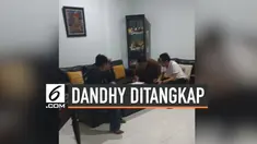 Aktivis Dandhy Laksono ditangkap polisi terkait dengan isi cuitannya tentang Papua. Dandhy sempat ditanyai 14 pertanyaan sebelum akhirnya dibebaskan.