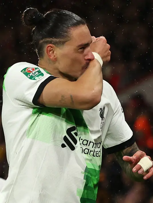 Pemain Liverpool, Darwin Nunez mencium tangannya saat melakukan selebrasi setelah mencetak gol kemenangan timnya ke gawang Bournemouth pada laga 16 besar Carabao Cup 2023/2024 di Vitality Stadium, Bournemouth, Inggris, Kamis (02/11/2023) dini hari WIB. (AFP/Adrian Dennis)