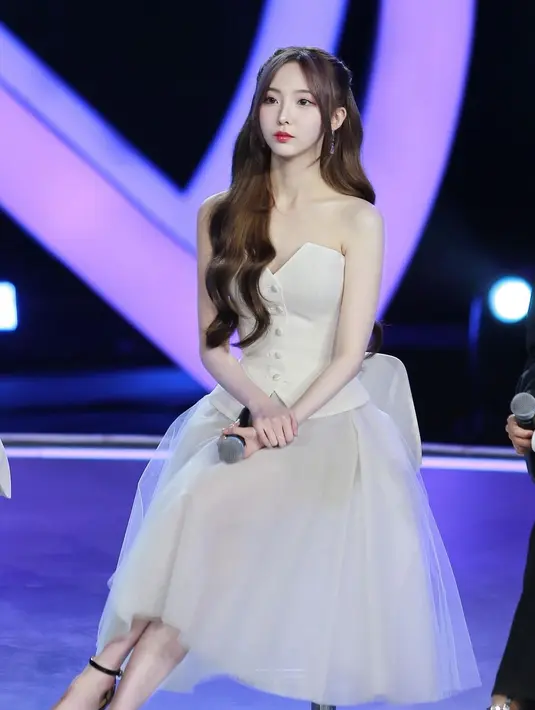 Seperti potret ini, Nene tampil anggun dalam balutan strapless dress berwarna putih gading dengan detail corset dan rok tulle yang manis. [@nenevader]