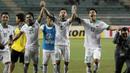 Para pemain Timnas Indonesia bergandengan tangan merayakan keberhasilan menaklukkan Singapura pada laga Piala AFF 2016 di Filipina, Jumat (25/11/2016). (Bola.com/Nicklas Hanoatubun)