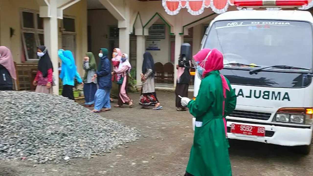 Sebanyak 88 santri dan warga di pesantren di Desa Cibeunying, Kecamatan Majenang, Cilacap, tersebut terkonfirmasi Covid-19. (LIputan6.com/Imam Hamidi-Muhamad Ridlo)